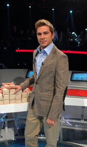 -  - Son olarak Kapalıçarşı dizisinde rol alan Düzyatan New York'ta Beş Minare filmindeki performansıyla da göz doldurdu. -  - Şu sıralar TV'de Canlı Para adlı yarışmayı sunuyor.