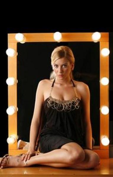 Beykent Üniversitesi Güzel Sanatlar Fakültesi Sahne ve Gösteri Sanatları Bölümü mezunu olan Kobal Selena adlı diziyle geniş bir hayran kitlesi edindi. -  - Kobal, Küçük Sırlar'da oynuyor.