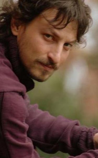 Bundan sonra hayatının geri kalanını aktör olarak sürdürmeye karar verdi ve Bilkent Üniversitesi Tiyatro Bölümü'nü kazandı. Hemen kabul gördü ve kendini tamamen oyunculuğa odakladı. Bilkent Üniversitesi'nde eğitim gördüğü süre boyunca Ankara Devlet Tiyatrolarında Getto ve Üç Kuruşluk Opera oyunlarında, ve Bilkent Tiyatrosunda Nazım Hikmet'in Her Şeye Rağmen adlı oyunu da dahil birkaç tiyatro oyununda yer aldı.