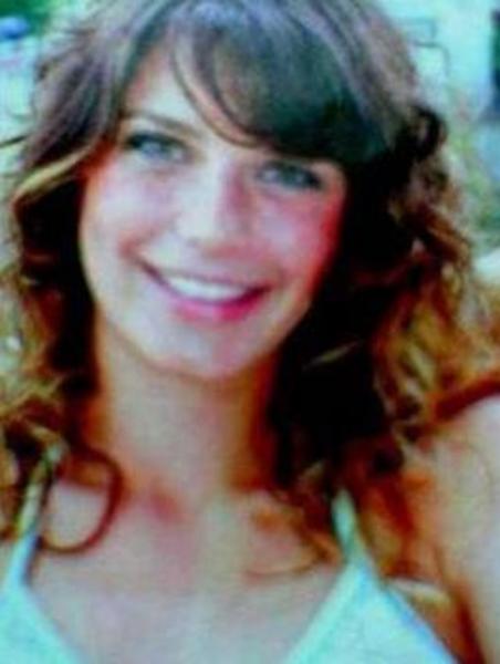 -  - Son dönem televizyon ve sinema dünyasında öne çıkan yıldızlardan biri Beren Saat... -  - 26 Şubat 1984 Ankara doğumlu olan Beren Saat, Ankara TED Koleji'hi bitirdi. Daha sonra girdiği Başkent Üniversitesi işletme bölümünde okurken Türkiye'nin Yıldızları adlı yarışmaya katıldı.