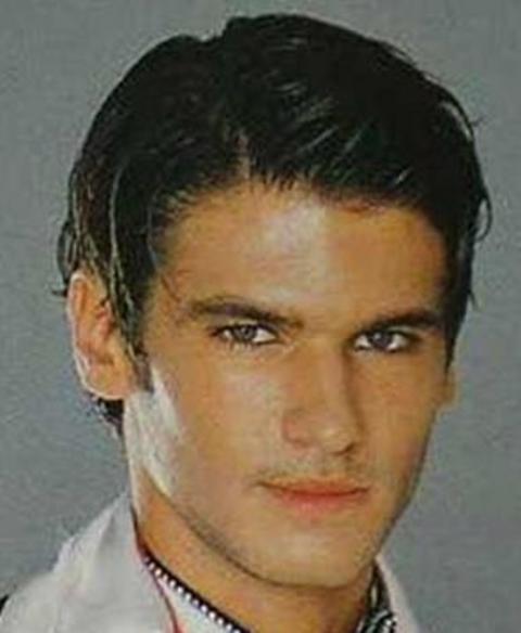 -  - Günümüzün en gözde genç kuşak yıldızlarından biri daha.. Ama görünümü şimdiki halinden biraz farklı...