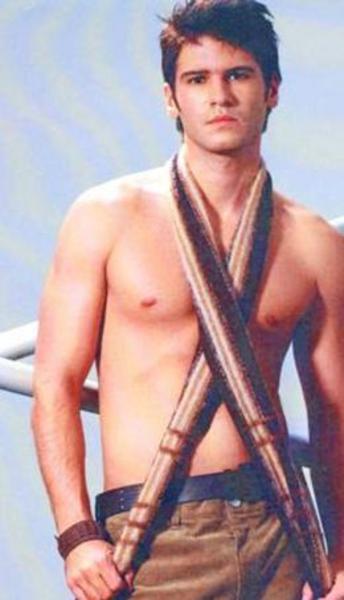 -  - Genç kızların yeni gözdelerinden biri olan Tolgahan Sayışman 1981 doğumlu.