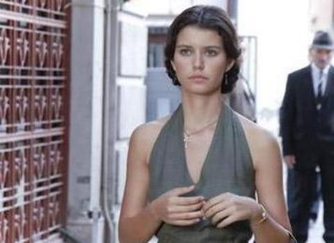 Saat, Türk edebiyatının usta yazarı Halid Ziya Uşaklıgil'in aynı adlı eserinden uyarlanan Aşk-ı Memnu'da Bihter karakterini canlandırdı.