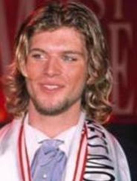 -  - Gümüş dizisiyle yıldızı parladı. Ardından Menekşe ile Halil dizisiyle şöhretini parlattı.