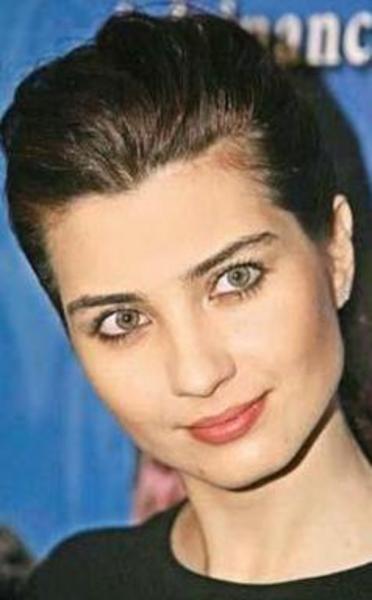 -  - Büyüküstün oyunculuk kariyerini sürdürüyor. Yüreğine Sor adlı ilk sinema filminde rol aldı.