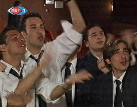 -  - O genç günümüzün en gözde oyuncularından biri olan Engin Altan Düzyatan'dan başkası değil. Koçum Benim adlı dizide gencecik haliyle kamera karşısına geçen Düzyatan daha sonra oyunculukta uzun sayılabilecek bir yol kat etti. -  - 26 Temmuz 1979 İzmir doğumlu olan Düzyatan, lise yıllarında oyunculuğa ilgi duymaya başladı.