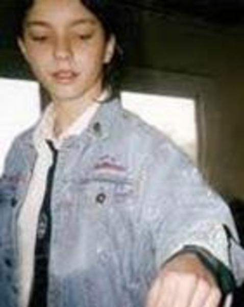 1987 doğumlu olan genç oyuncu Müjdat Gezen Sanat Merkezi Tiyatro bölümü mezunu