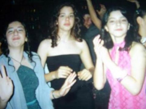 -  - O pembe elbiseli genç kız Merve Boluğur'dan başkası değil..