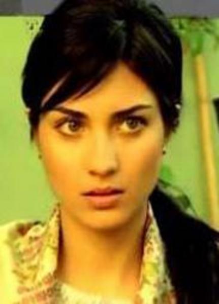 -  - Kayıt olmaya gittiği gün Cemil Ağacıkoğlu bir katalog için çekim yapıyordu. Büyüküstün okulda dolaşırken Ağacıkoğlu güzel yıldızın yanına gitti ve fotoğraflarını çekmek istediğini söyledi. -  - Büyüküstün poz vermeyi de fotoğraf çektirmeyi de hiç sevmezdi oysa. Ama bir şekilde ikna edildi ve objektif karşısına geçti.