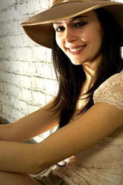 Atiksoy şu sıralar Öyle Bir Geçer Zaman ki adlı dizide Berrin karakterini oynuyor.