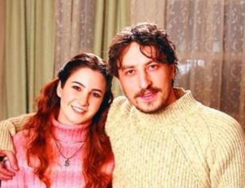 -  - 1977 doğumlu olan Saylak, Orta Doğu Teknik Üniversitesi Fizik Bölümü'nde eğitim gördü. Üniversiteden ayrılarak şansını tamamen farklı bir alan olan Ankara Üniversitesi Siyasal Bilgiler Fakültesi Kamu Yönetimi Bölümü'nde denedi. Bu arada üniversitenin tiyatro kulübüne katılarak oyunculuğa başladı (İletişim Fakültesi Tiyatro Topluluğu). Amatör tiyatro oyunlarında yer aldı.