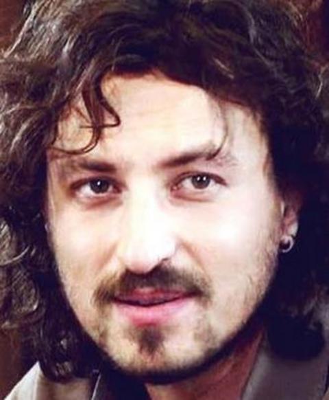 -  - O aktör bir çok TV dizisinin yanısıra Sonbahar adlı sinema filmiyle dikkatleri üzerine çeken Onur Saylak'tan başkası değil.