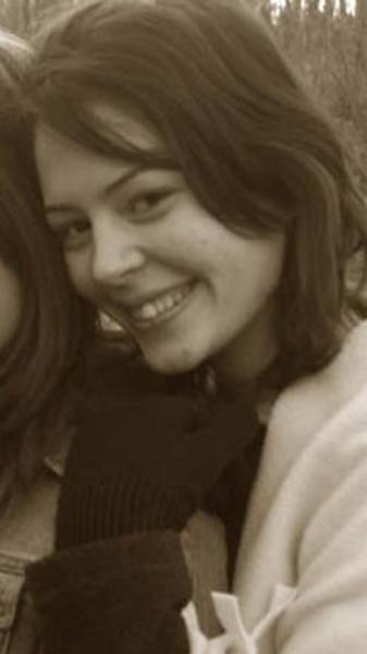 -  - Bu fotoğraftaki genç kız da sezonun en çok izlenen dizilerinden birinin yıldızı...