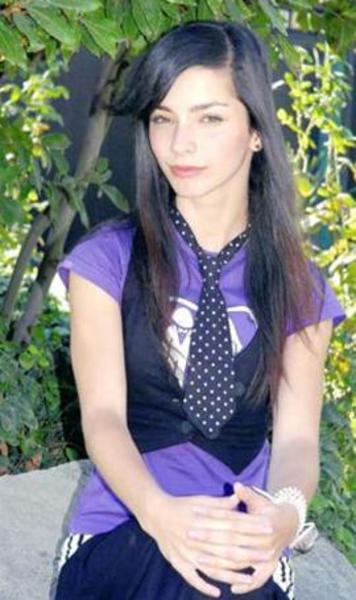 -  - İlk kez 2006 yılında kamera karşısına geçen Merve, Acemi Cadı dizisinde canlandırdığı Ayşegül karakteri ile şöhrete kavuştu.