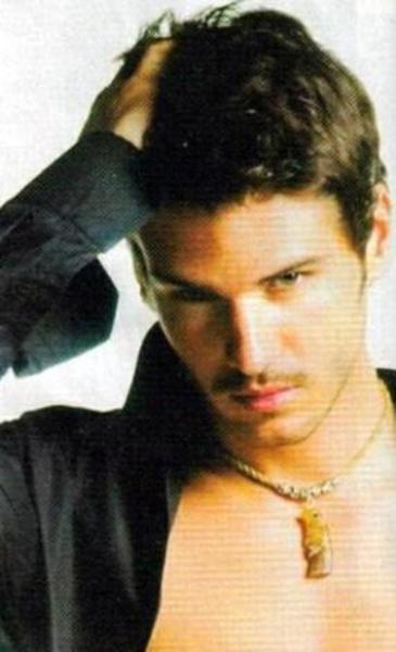 2005 yılında Menhunt International yarışmasında birinci seçilen Sayışman oyunculuğa Esir Kalpler adlı diziyle başladı.