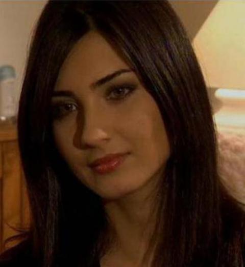 -  - Büyüküstün'ün oynadığı reklam filmlerinden birini izleyen ünlü yönetmen Tomris Giritlioğlu, Büyüküstün'ü çok beğendi ve projesini geliştirdiği dizide oynaması için teklif götürdü. -  - Proje, çok ses getiren Çemberimde Gül Oya'ydı. Başlarda "yapamam, okulum var" diyerek öneriyi geri çevirdi Büyüküstün. Ama onunda yine ikna edildi.