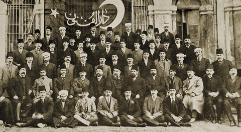 1911 yılına ait Darülfünun mezunlarını gösteren hatıra-i cemiyet fotoğrafı