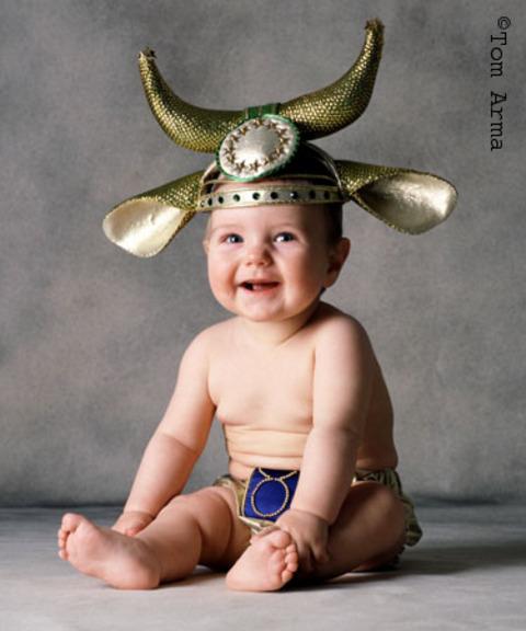 luto-Oğlak burcu seyri aşina olduğumuz bir seyir. Bu enerjinin etkisi altında 2024 yılına kadar dönüşümde bulunmuş ve  yaşamınızı yeni bir bakış açısı altında değerlendirmeyi öğrenmiş olacaksınız. Astrolojik yapısı gereği son derece yavaş ilerlediği için kimi aylarda ve yıllarda etkinliği daha fazla olmaktadır. Bu süreçte siz Boğalar öncelikle inancınız, hayat görüşünüz ve yaşadığınız bazı deneyimler sayesinde yenilenecek ve kendi kimliğinizi yeniden oluşturmayı öğreneceksiniz. Bu öğrenme esnasında Plutonun doğası gereği içsel baskı gayet etkili olduğundan ister istemez belirli bir ideal oluşturmalı ve hedef belirlemelisiniz. Kimileriniz bu süreçte dini inancınız ve yaşam felsefenizi yeniden oluşturarak, hayata daha farklı gözlerle bakmaya başlayabilirsiniz. Yalnız dikkat etmeniz gereken konu, ilerlediğiniz yolun en doğru yol olduğunu iddia ederek bir takım yanlış yollara girerek yaptıklarınızı savunmamak olmalıdır. Pluto gezegeninin verdiği enerji ve kuvvet doğru yönde, faydalı bir şekilde kullanılmayıp dogmatik ve fanatik görüşlülüğe dönüşürse bilin ki en çok zararı kendinize verebilirsiniz. Hayat şimdi size yenilenmeniz adına enerj sunarken bir yandan da içsel baskılar uygulayarak kendi kendinizle olan barışıklığınızı, iradenizi sınamakta olacaktır. kendinize öyle bir hedef bulmalısınız ki ve bu hedefi gerçekleştireceğinize dair öyle bir inanç geliştirmelisiniz ki, yolunuza çıkabilecek yanlış insanlar, zorlu olaylar ve kadersel durumlar sizi yine de etkilemesin. Öncelikle kendinizi gözden geçirerek, ne durumdasın, ne yöne gitmektesiniz, amacınız nedir ve neler yapmak istiyorsunuz? Sorularına cevap bulmalısınız.