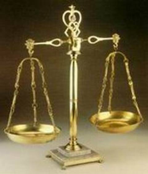 4 Haziran-30 Ağustos tarihleri arasında Boğa burcunda seyrini sürdürecek olan Jüpiter, özellikle kendi kazanımınız dışı elde edilecek gelir anlamında etkilidir. Kişi bu yansıma altında çıkarlarını öne alabilir ve yere sağlam basmak isteyebilir. 12 yılda bir gelen ve çoğunlukla şans olarak değerlendirilen Jüpiter konusunda ben yine de temkinliyim. Nedeni, Jüpiterin Boğa burcu geçişinin bu evde abartılı kullanım riskidir. Kişi gelişmek ve büyümek amaçlı düşünerek ödemeyeceği bir kredi borcunun altına girebilir. Çok kazanacağını düşünür. Evet belki doğrudur. Ancak plansız bir borç yükü kazançtan ziyade yük oluşturabilir. Bu şansı öyle değerlendirelim ki, işimize yarasın. Ayrıca Jüpiterin geçeceği bu alan başkalarıyla bütünleşme evidir. Oysaki Jüpiter Boğa kendine dönük düşünür. Kişi iş ortağıyla yolunu ayırmak isteyebilir ve tek başına işini sürdürmek isteyebilir. Böyle bir durumda bunun için sermaye durumunuz yeterli mi veya bir borç altına girerek yalnız yola devam etmek için gücünüz var mı sorularına bilinçli bir şekilde cevap aramak lazım. Eşinizin parasal gücünü yükseltici olan bu enerjiyi lütfen olumlu bir bütçe çerçevesinde düzenleyiniz. Jüpiter Boğa burcundayken insan kendi değer yargılarına göre hareket etmek ister. Olumlu manada bu enerji kişinin kendi kazanma yeteneğine güvenmesi anlamına gelir ancak bir yandan da bu güven abartılı bir şekilde yükselirse kendini dev aynasında görmesi mümkündür. Kaynaklarını çarçur eden kişi haydan gelen huya gider misali bu altı ayın nasıl geçtiğini bile anlamayabilir. Benim tavsiyem gücünüz varsa yatırım yapmanız, ev, emlak gibi. Gücünüz yeterli değilse ekonomik şekilde yaşamaya çalışınız. Eğer kredi ihtiyacınız varsa faiz oranları bütçenize uygun bir borcun altına girin. Bu konularda gözden geçirme anlamında 30 Ağustos-6 Aralık tarihleri arasındaki geri hareket işinize yarayabilir.