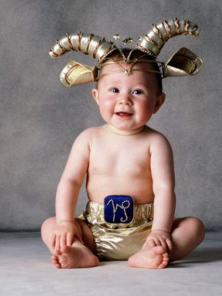 13 Haziran-7 Şubat tarihleri arasında Terazi burcunda düz olarak seyrine devam edecek Satürn etkisi altında,  son 14 yıl içindeki hedef ve amaçlarınızın, çalışmalarınızın girişimlerinizin, sorumluluklarınızla ilgili konulardaki tutumunuzun,  sonuçlarını artı veya eksi yönde görebilmeniz artık mümkün hale gelir.  Sosyal statünüz, toplumsal itibarınız, ailevi ilişkileriniz, işverenlerinizle olan her türlü irtibatınız  konularında da etkili olacak bu enerji, hayatınızın bundan sonrasının şekillenmesini netleştirecektir. Bu dönemde özellikle otorite konumunda bulunan kişiler, hayatın bizzat kendisi, özel veya iş ilişkileriniz belli bir imtihandan geçecektir. Bugüne dek gerçekten emek sarfetmiş, sorumluluklarınızın farkında yaşamış, çalışıp çabalamışsanız bunun karşılığını bu süreçte olumlu olarak almanız mümkündür. Tam tersine bir durum söz konusu ise, o zaman bundan sonrası adına daha ciddi yaklaşımlarda bulunarak kendinize gerçekçi bir rota çizmeniz gerektiğini, yaşadığınız durumlar neticesinde anlayacaksınız. Sosyal hayatınızda değişimler, ilişkilerinizde mücadele dönemi olacak bu süreçte, iş ortaklıkları, sözleşmeler, özel hayatınızla ilgili deneyimlerden geçecek ve mücadele vereceksiniz. Satürn karmik bir gezegen olarak geçmişte ektiklerinizin biçilmesini sağlayan bir gezegendir. Bu sözden anlaşılacağı üzere sizler, ektiklerinizi bu süreç içinde olumlu veya olumsuz manada biçebilirsiniz. İş yükünüz özellikle bu yılın ortalarından itibaren artabilir ve yeni koşullar, tekliflerle karşılaşabilirsiniz. Bazılarınız doğum haritanızdaki etkiler nispetinde bu dönemde güçlü bir evlilik yapabilirsiniz. Kimileriniz ise, ilişkisiyle ilgili mücadeleler verebilir ve hayatlarına yeni bir yön çizebilirler.