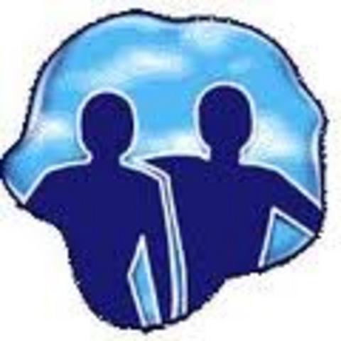 Yeni dostluklar kurmak, yeni çevrelere girmek, sizinle aynı amaçta olan kişilerle irtibata geçmek bu enerjinin gücü sayesinde daha kolaydır. Uranüs Koç burcunda orijinal olan her şeye karşı sempati beslemenizi sağlar. Bugüne dek uğraştığınız konuların dışında farklı aktivitelerde bulunabilme şansı tanır. Özgürlük kelime olmaktan çıkar, hayatınızın baş köşesine oturur. İdeallerinizi gerçekleştirmek için daha hırsla çalışmanızda yanınızdaki güçtür. Eğer bulunduğunuz ortam ve kişilerle olan irtibatınız gelişiminizin önünde set oluşturuyorsa artık yeni bir alanda farklı kişilerle bağlantıya geçme arzunuz yüksektir. Bu arzu ister istemez sizi yeni hedefler belirlemeye iter. Ancak şunu unutmayalım ki, Uranüs baş kaldırmanın, isyanın da gezegenidir. Yani eskilerin deyimiyle kontrolsüz güç, güç değildir ilkesini aklınızdan çıkarmamanız lazımdır. Öyle bir amacınız olsun ki, bu amaç peşinden koşulmaya ve değişimlerde bulunmaya değsin. Onun için ne zaman kendinizi yoldan çıkmış gibi hissetseniz hemen dengenizi sağlıklı bir şekilde kurmak için çaba sarfedin. Yeniliklerden uzak kalmayınız. Hayatınıza giren yeni insanlar veya karşınıza çıkan yeni projelere hazırlıklı olunuz. Bu projeleri uygulama safhasında etrafınızdaki insanlarla bağlantınızı kesmeyiniz. Hayallerimizi gerçekleştirmek ve onlara ulaşmak ne güzel bir şeydir. Ancak hayallerimizin de gerçeklik sınırı olmalı. Büyüklerimiz olmayacak duaya amin demeyin derler. Doğrudur. O zaman yapılması gereken arkasından koştuğunuz hedefin olasılık hesabını iyi yapmanızdır. Yani Uranüsün akılcı yönünü kullanmanızdır. Uranüs Merkür gezegeninin bir oktav üstüdür. Merkür zihinsel gücümüzdür. Durum böyle olunca Uranüs gezegeninin Koç burcu seyri aklın hızlı çalışması anlamına gelir. Fakat Koç burcunda ilerlemesi, bir konuyu, bir durumu incelemeden hemence atlamak demektir.