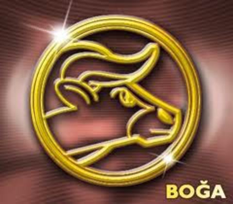 4 Haziran-30 Ağustos tarihleri arasında burcunuz üzerinde ilerleyecek astrolojinin şans ve bolluk gezegeni Jüpiter sizler açısından 12 yıl sonra gelen bir şans anlamı taşıyor. Jüpiter Boğa burcu geçişi, maddi ve manevi konularda kimliğinizi sağlam ve sağlıklı bir şekilde ifade etme anlamı taşıyor. Hem dış dünyada hem de kendi içinizde sağlamlığa prim vermeye başlıyorsunuz. Kendinizi geliştirmeyi ve değer verdiğiniz yeteneklerinizi sergileme fırsatı yakalayabilirsiniz. İnancınız, güven duygunuz, kendi değeriniz, öz kaynaklarınıza sahip çıkabileceğiniz bir enerjiyle sarmalandığınız bu süreçte, hayata pratik bir şekilde yaklaşımdan yana olabilirsiniz. Menfaatlerinizi gözetme ve bunları hiç kimsenin baskı altına almasına izin vermezsiniz. Kendi kazanma yeteneklerinize güvenir, amacınız ne ise onu gerçekleştirerek daha güvenli bir hayat sürmek istersiniz. Kendinizi geliştirme ve değerlendirme anlamında inanç kazanırsınız. Daha çok kazanmak için daha fazla çalışmanız gerektiğini bilirsiniz. Sağlamlık olgusu sizin için son derece önemli hale gelir. Sahip olduklarınızı yeterli görmeyip daha fazlasını isteyebilirsiniz. Tabii ki bu durumun dozunu iyi ayarlamak lazım. Çünkü Jüpiter abartılı hareket etmeye neden olan bir yapıya sahip. Yani kendinizi dev aynasında görebilirsiniz. Benim tavsiyem kibirlilikten uzak durmanız, yeteneklerinizi sağlıklı bir şekilde ifade ederek maddi ve manevi anlamda güçlenmenizdir. Doğru insanlarla temasta olun, her şeyi biliyorum havasına girmeyin, öğrenmeye, kendinizi geliştirmeye devam edin. Bu enerji yükseleninizde etkili olacağı için bu devrede fazlasıyla kilo alabilirsiniz. Beslenmenize lütfen dikkat edin. Özellikle 30 Ağustos-26 Aralık Jüpiter geri hareket döneminde aşırı iyimserlik, sırf kendinize dönük düşünme ve hareket etme ve kibirlilikten uzak durun. Sakin aklı başında bir şekilde bu güçlü desteği arkanıza alarak ilerleyin.