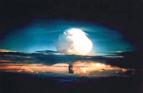 3. DÜNYA SAVAŞI -  - Kuzey ve Güney Kore arasındaki 'savaş oyunu' bir dünya savaşını tetikleyebilir" diyenler çok. Kanıt: Yükselen güç Çin ile ABD, Hindistan ve Pakistan veya Güney-Kuzey Kore arasında küresel bir savaş çıkma olasılığından korkuluyor. Olasılık: 1.5/10