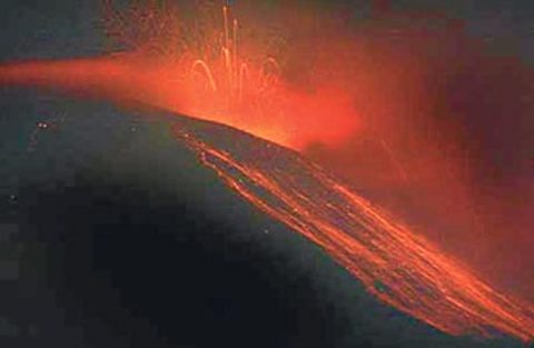 SÜPER VOLKAN Tarihte görülmeyen büyüklükteki bir süper volkan patlaması sonucu milyonlarca ton toz, kül, zehirli gaz atmosfere salınacak ve dünya buzul çağına girecek. Kanıt: ABD'de Yellowstone Milli Parkı'nın altında uyuyan süper volkan korkutuyor. Olasılık: 1/10