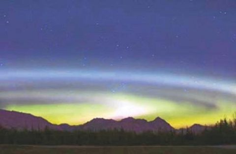 MANYETiK KUTUP KAYMASI -  - Kutuplarda bir kayma sonucu felakete inananlar da hayli çok. Kanıt: Dünya'nın 800 milyon yıl önce böyle bir kayma yaşadığı tespit edildi. Kuzey Kutbu'nun 50 derece kaydığı, ancak bunun 20 milyon yılda tamamlandığı düşünülüyor. Jeologlar "1 milyon yıldan az bir sürede kayma olmaz" diyor. Olasılık: 1/10