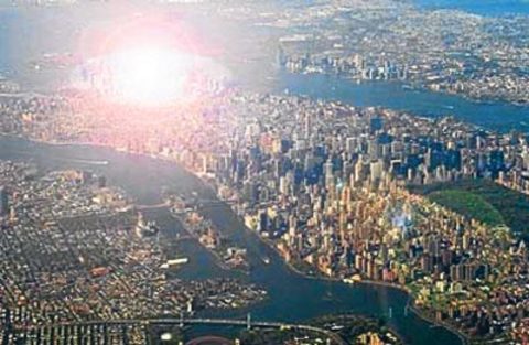 TERÖRiZM -  - El Kaide veya diğer terörist organizasyonların kitle imha silahlarıyla büyük kentlere saldırılar düzenleyeceği korkusu tavan yaptı. Kanıt: Eski Sovyet ülkelerinden 'çanta bomba' diye bilinen nükleer silahların çalındığı yönünde endişeler var. Olasılık: 2/10