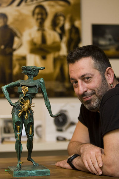 Benden büyük kuzenlerim dondurmacıların dondurma külahlarının sivri kısmıyla kulaklarını karıştırdığını söylemişti. İnanmıştım. Hala da külahların sivri kısımlarını yemem. Çöpe atarım.