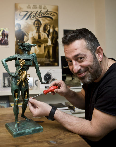 Abimle Karaoğlancılık oynardık. O Karaoğlan olurdu, beni de Bizans askeri yapardı. Sonra evire çevire döverdi. Çok mühim bir şey yaptığımı sandığım için canım yansa bile hiç sesimi çıkarmazdım.