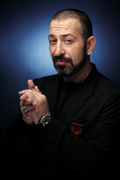 Ablama, Nasıl olup da koca bir günü canın sıkılmadan evde oturarak geçiriyorsun? demiştim. Büyüyünce insanın canı sokakta oynamak istemez ki cevabını vermişti. Uzunca bir süre büyüyüp büyümediğimi anlamak için kendime, Canın sokakta oynamayı istiyor mu? diye sormuştum.