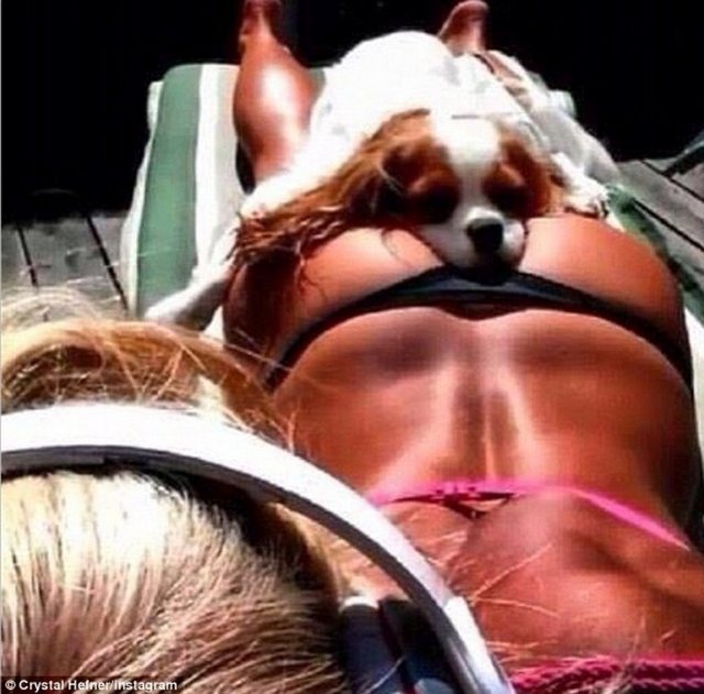 Pembe bikinisiyle güneşlenirken koyduğu fotoğraf ta bunun ispatı gibiydi...
