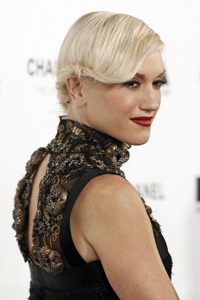 Gwen Stefani: Ünlü - pop yıldızı göbeğini açıkta - bırakan siyah yarasa kollu - bluzu ve yine siyah şalvarı ile - rüküşlüğünü sergilemişti.