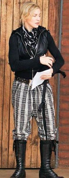 Madonna: Her zaman - güzel ve alımlı görünen - Madonna, şalvar pantolonu, - dar ceketi ve botlarıyla dikkat - çekmişti. Bu hali de hayal - kırıklığına neden olmuştu.