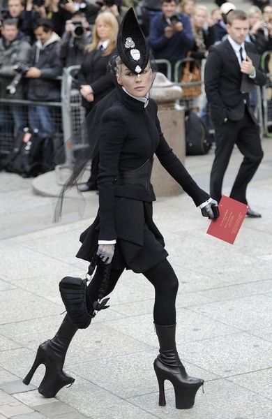 Daphne Guinness: Stil - ikonu Daphne Guinness, ünlü - modacı McQueen'in dizayn - ettiği ayakkabıyı Lady - Gaga'dan sonra giymeyi tercih - etmesiyle listeye girdi.