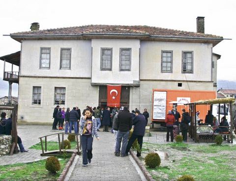 300 YILLIK KONAKTA ÇEKİLİYOR - Sönmez Atasoy'un canlandırdığı Mürsel Ağa'nın konağı Senirce Köyü yakınlarında bir çiftlik sahibine ait. 300 yıllık ahşap konakta yapılan çekimlerde sık sık çökme tehlikesi hatırlatılarak işi olmayanların çıkması isteniyor.