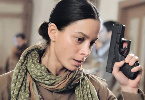 OTEL ODASINI TEMİZLİYOR - Terörist Küpeli rolündeki Gerçek Sağlar, sekiz aydır yaşadığı otel odasını kimseye temizletmiyor. Odayı eviymiş gibi düzenleyen Sağlar, temizliğini de kendisi yapıyor.