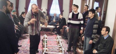 POZİTİF ENERJİNİN YÖNETMENİ - Yönetmen Emre Kabakuşak'ın tek marifeti diziyi en iyi şekilde çekmek değil, çalışanların ve oyuncuların mutluluğundan da sorumlu olmak. Sette bir kişinin mutsuz olduğunu görünce 'stop' deyip ilgileniyor. Hem diziyi hem de setteki pozitif enerjiyi yöneten Kabakuşak, daha önce Hatırla Sevgili'yi yönetmişti.