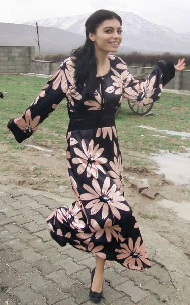 BABA GİBİ GÖRÜYOR - Ağa kızı Nihan'ı canlandıran Ceren Hindistan, Isparta'da halinden çok memnun. "Eğer dizi İstanbul'da olsa bu kadar kaynaşma olmazdı. Bir kişi hasta olduğunda tüm ekip hastaneye koşuyor" diyen Hindistan, yapımcı Osman Sınav'ı ise şefkatli yaklaşımı nedeniyle babası gibi görüyor.