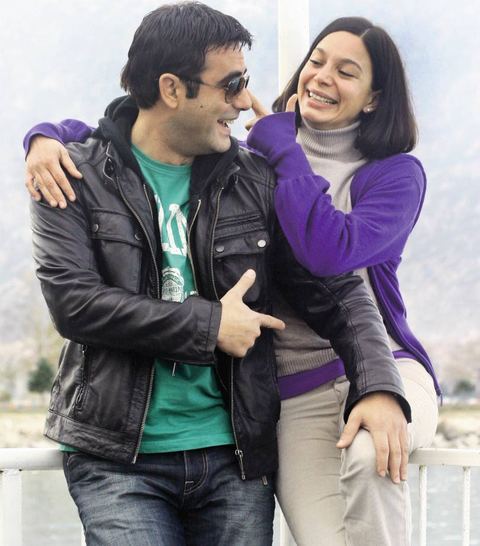 GÖL KENARINDA MUTLU YAŞIYOR - Tayanç Ayaydın, dizinin İstanbul'da, evinden uzakta çekilmesini fırsata çevirmiş. Eğirdir Gölü'nün kenarında ev tutan ve iki köpeğiyle birlikte kendine has bir yaşam kuran Ayaydın, İstanbul'u özlediğinde Cihangir'deki evine geliyor. Birkaç gün sonra geri dönüyor. Dizide terörist Küpeli Necla'yla çatışmasına rağmen, sette ikili çok iyi anlaşıyor.