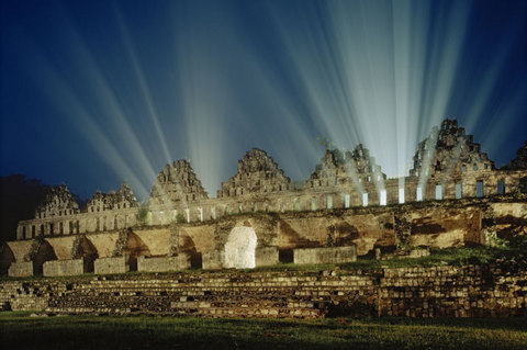 Maya uygarlığını inceleyen bilim adamları ve fizikçiler tarafından dünyanın sonu olarak gösterilen 21 Aralık 2012 öncesinde korkulan ölümler başladı.