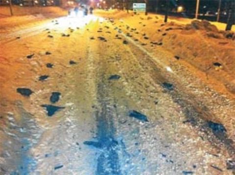 Yeni yılda Amerika'nın 5 bin nüfuslu Beebe bölgesinde gökten kırmızı kanatlı karakuş yağdı. Birçok insanın yaralandığı olayda büyük miktarda maddi hasar meydana geldi. Bölgede ansızın düşen kuşların 5 binden fazla olduğu açıklandı. Bu konu hakkında konuşan uzmanlar hava koşullarını ve fabrikaların kirli gazlarının hayvanların sağlığını olumsuz yönde etkilediğini öne sürdü.