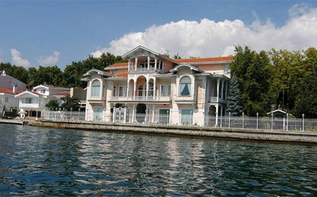 Sarıyer Gazetesi'nden Bekir Batu'nun haberine göre, Erbilgin sadece adı geçen yalıya değil, "Burhanettin Bey Yalısı ve Mahiyet Konutları" olarak anılan alanın tümüne sahip.