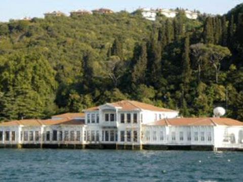 ÇUBUKLU: 8 yalıdan 2'si satılık. İsimlerini gizleyen sahipleri, birine 2.5 milyon, diğerine ise 7.5 milyon dolar istiyor.