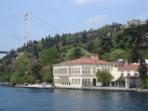 ANADOLUHİSARI: 8 satılık yalı bulunuyor. En bilineni Demet Sabancı'nın sahibi olduğu Zarif Mustafa Paşa Yalısı. Ancak, yalının haremlik kısmının arsası satılıyor. Arsa Orhan Aslıtürk'e ait. Fiyatı 10 milyon euro olarak belirlenmiş.