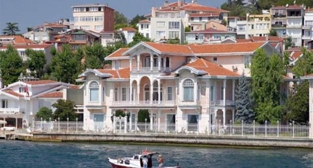 Forbes'un geçen temmuz ayında yayınladığı "Dünyanın En Pahalı 10 Evi" listesine 4. sıradan giren Erbilginler Yalısı, sahiplerinin servetiyle daha da merak uyandırdı.Yalının sahibi Sani Müfit Erbilgin,geçmişte "Barajlar Kralı" olarak tanınmış bir müteahhit