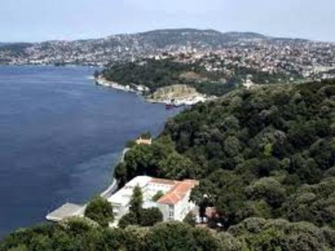 KANLICA: Satılık 8 yalı var. Bunlardan en bilineni Abdullah Acar'ın sahibi olduğu yalı. Acar'ın bu yalı için 14 milyon dolar istediği söyleniyor. Diğerlerinin fiyatı 6 milyon ile 45 milyon dolar arasında.