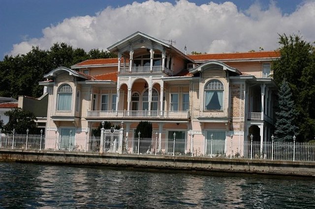 1887'de Hariciye Bakanı Mahmut Münir Paşa'ya, onun vefatından bir süre sonra da Enver Paşa'nın annesi Ayşe Pervin ile Şükriye Ulviye Hanım'ın mülkiyetine geçtiği biliniyor. 1911'de ise II. Abdülhamid, çok sevdiği oğlu Burhaneddin Efendi için satın almış.